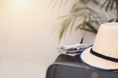Yaşam tarzı ve seyahat konsepti, karantina pasaportları, şapka ve model uçaklar ve gri bavullar.