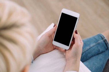 Akıllı Telefon Kullanan Genç Kadın Ev Elleri Kanepesinde Cep Telefonu Yakın Çekim Modeliyle Otururken