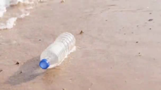 Strandvervuiling Plastic Flessen Ander Afval Het Strand Milieuverontreiniging — Stockvideo