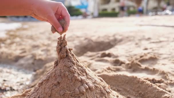 Primo Piano Mani Bambino Rendendo Torri Sabbia Sulla Spiaggia Giochi — Video Stock