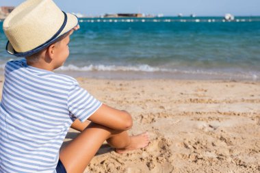 Şapkalı Mutlu Şık Çocuk Yaz Sahilinde Yaşamın Tadını Çıkartıyor Ve Deniz Mesafesine Bakıyor Yaz Tatili Konsepti Kopya Mekanı