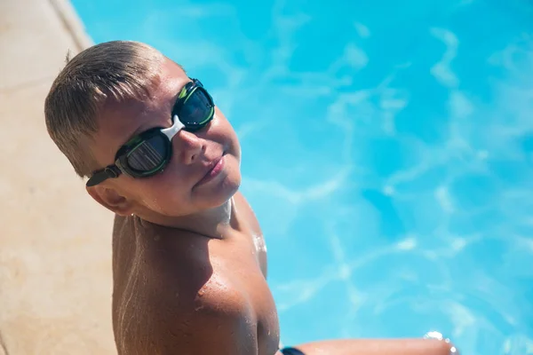 Aktivní životní styl Happy boy s brýlemi v bazénu Letní dovolená — Stock fotografie