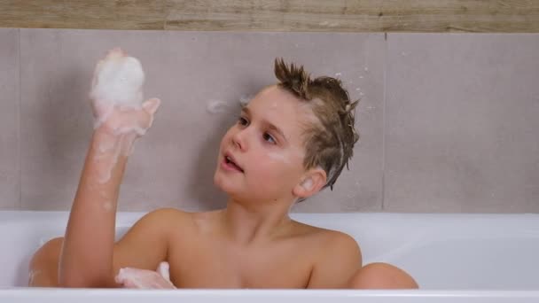 Boy playing in bathroom Child bathe and inflates soap bubbles — Stock Video