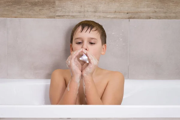 Retrato de niño jugando con champú o gel de jabón en el baño — Foto de Stock