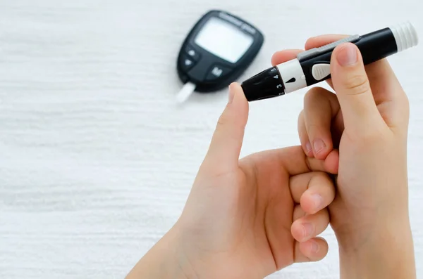 糖尿病とグリセミア。血糖テスト、子供の指の財布の穿刺. — ストック写真