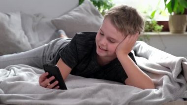 4K Boy mobil ekran konferans görüşmesi uygulamasında akıllı telefon kullanıyor