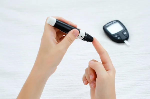 Diabetes kontroluje hladinu cukru v krvi. Dítě používající Lancelot a glukometr doma — Stock fotografie