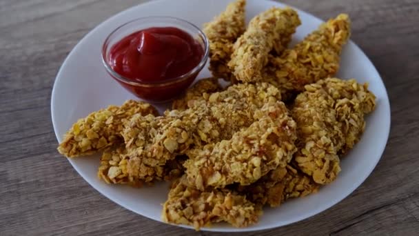 Crocchette di pollo fritte con ketchup. impanato croccante pollo fritto gustosa cena — Video Stock