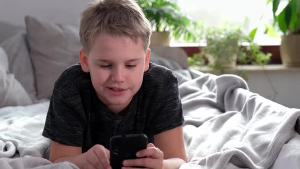 4K-Boy mit Smartphone schaut auf Handy-Bildschirm und macht Konferenzschaltung in App — Stockvideo