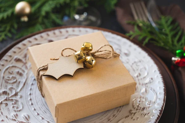 Kersttafel gedekt met geschenkdoos. Winter Feestelijke achtergrond. — Stockfoto