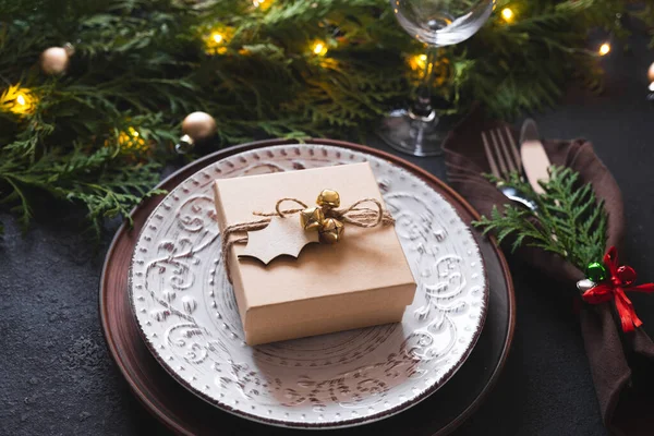 Weihnachtstisch mit Geschenkbox. Winterlicher Hintergrund. — Stockfoto