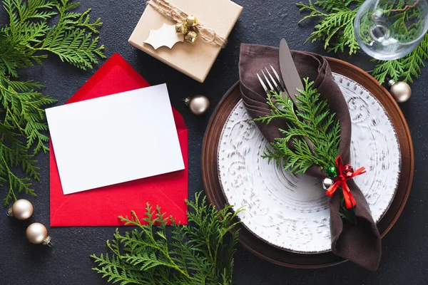 Karácsonyi asztal beállítása mockup üdvözlőkártyával vagy meghívóval. — Stock Fotó