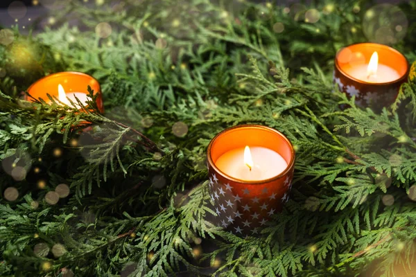 Noel veya Kış arkaplanı dekorasyonlar, köknar dalları ve mumlarla. — Stok fotoğraf