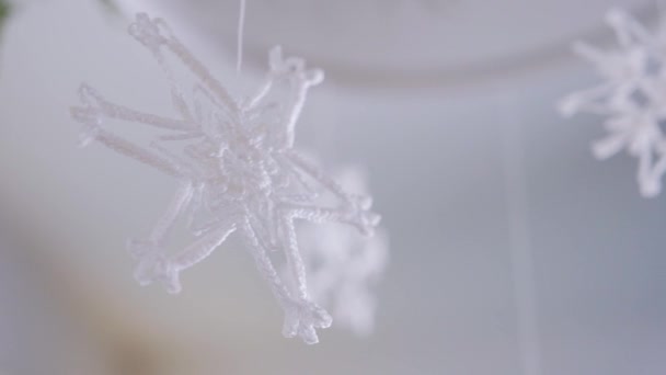 Flocons de neige tricotés blancs pour décorer l'intérieur pour Noël et le Nouvel An. — Video