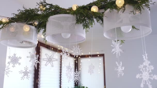Pletené sněhové vločky, jedlové větve a vánoční světla pro vánoční ozdoby. — Stock video
