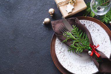 Hediye kutusuyla Noel Masası Hazırlama. Kış Festivali arkaplanı.