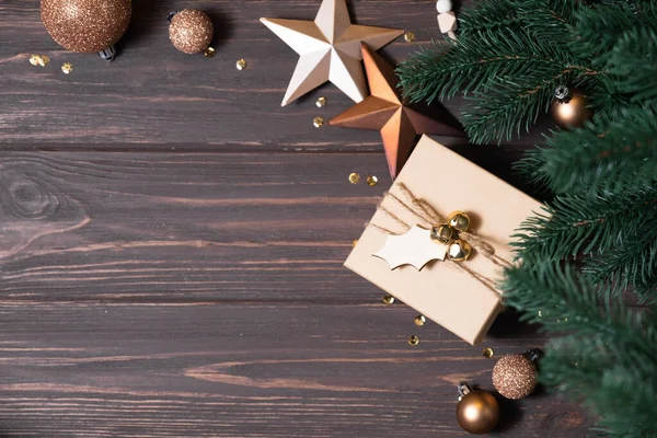 Fondo de Navidad con caja de regalo, ramas de abeto y decoraciones navideñas. — Foto de Stock