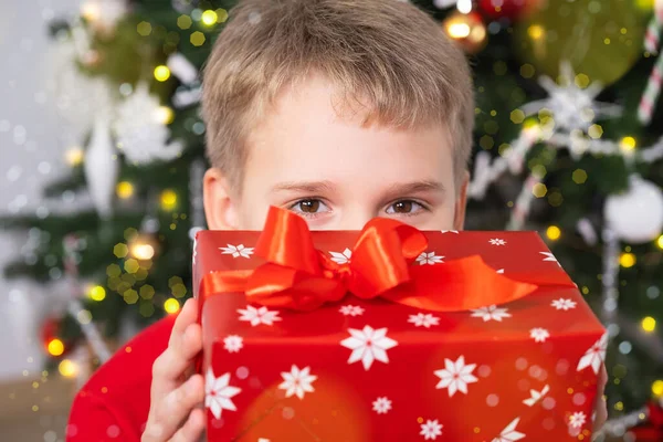 Портрет щасливого хлопця з різдвяним подарунком. Веселих свят і щасливого Нового року — стокове фото