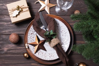 Ahşap arka planda kış dekoru olan bir Noel masası..