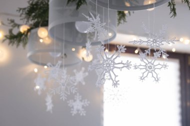 Noel ve Yeni Yıl için iç dekorasyon amaçlı narin beyaz örülü kar tanelerinin çeşitliliği.