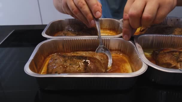 Mans manos vierte salsa en filete de pato al horno para mayor jugosidad. — Vídeos de Stock