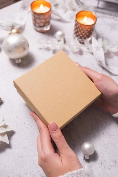 女性の手はクリスマスのギフト箱を持っている。クリスマスと新年への準備. — ストック写真