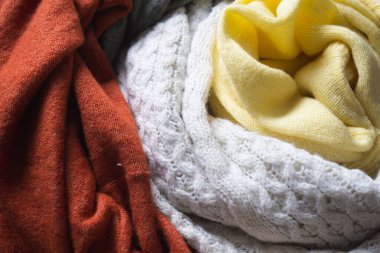 Örgü yün kazaklar. Kış mevsiminde ya da sonbaharda örgü elbiseli rahat bir arka plan..