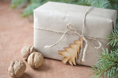 Noel tebrik hediye kutusu ile. Rustik tarzı. Seçici odak,