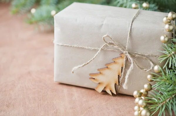 Kerst groeten met de doos van de gift. Rustieke stijl. Selectieve aandacht, — Stockfoto