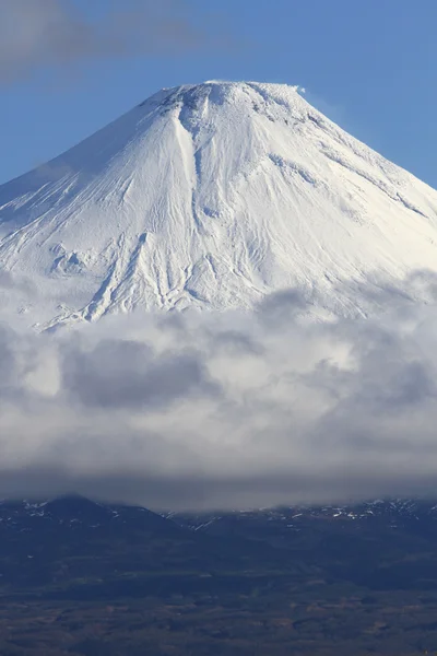 La cima cubierta de nieve de un volcán —  Fotos de Stock