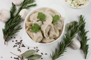 Bir tabakta kaynamış hamur köftesi