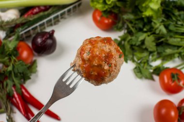 Çatallı domates soslu köfte.