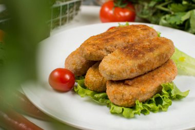 Yarısı bitmiş balık kroket.