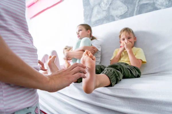 Щекотка ног девочки. Щекотка ног девочки. Щекотка женских ступней. Щекотки детские. Ступни детей в кровати.