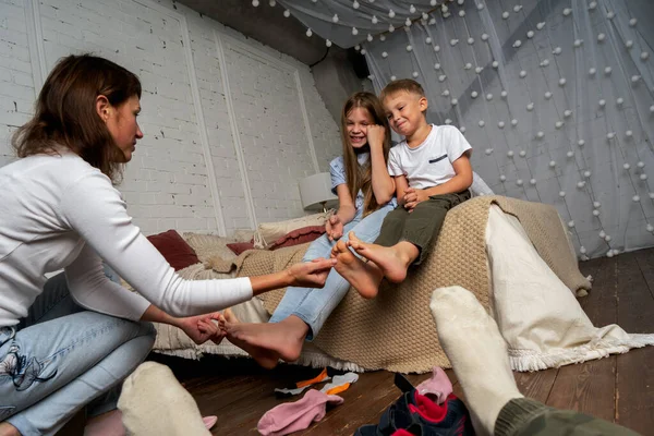 Щекотка детей. Ступни мальчиков. Ноги мальчика. Связанные мальчики девочками. Связанные женские ноги.