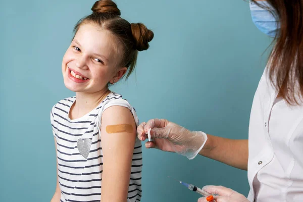 Fröhliches lachendes Mädchen posiert im Krankenhaus für Coronavirus-Impfspritze mit Covid-19-Impfstoff — Stockfoto