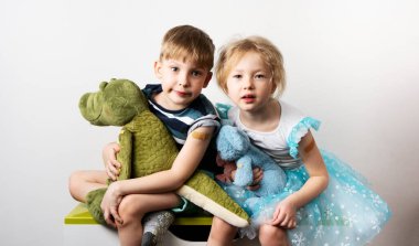 Aşı sonrası yapıştırıcı ile poz veren iki komik çocuk izole edilmiş. Covid-19 önleme