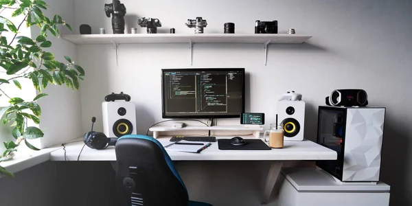 Κενό σύγχρονο χώρο εργασίας developer για το γράψιμο κώδικα με επιφάνεια εργασίας υπολογιστή και άνετη πολυθρόνα — Φωτογραφία Αρχείου