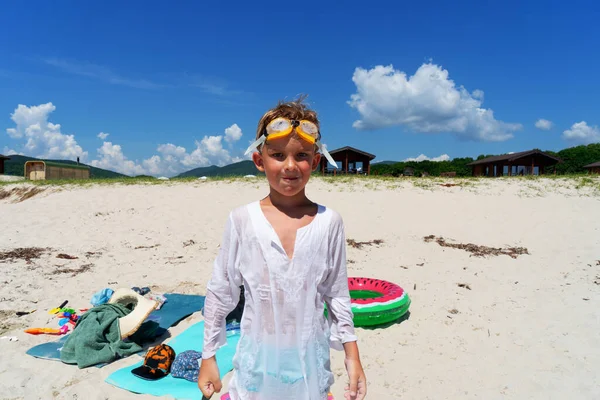 Retrato de primer plano del gracioso niño masculino con gafas en la cabeza posando en las vacaciones de verano en la playa — Foto de Stock