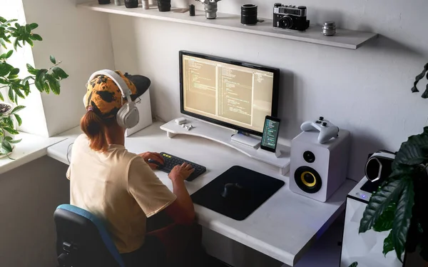 Girl programmer in the modern developer workplace for writing code with white computer desktop and comfy armchair. — Stock Photo, Image