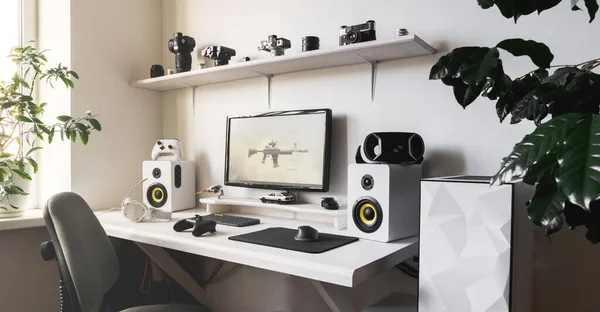 Bilgisayarı ve oyun sahası olan oyuncunun genel görünüm ev işyeri. 