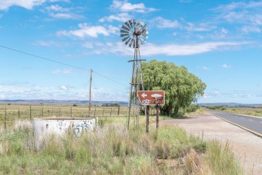 Yel değirmeni ve baraj ile gölgeli piknik yeri 
