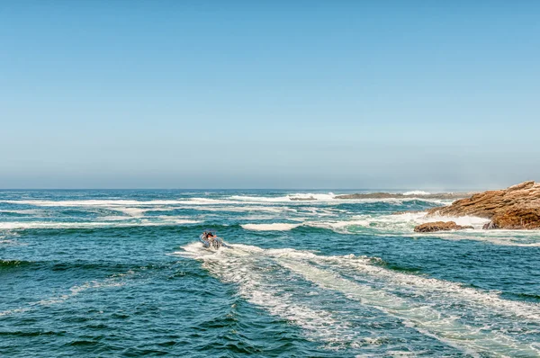 Speedboat exiting the mouth of the Storms River — Stock Photo, Image