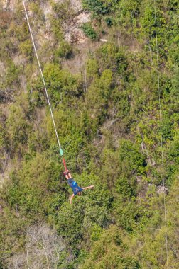 Erkek bungee atlama Bloukrans köprüsünde