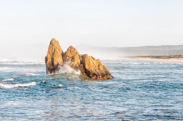 Stenig yttring i havet — Stockfoto