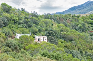 İki işçi evleri kasvetli bir günde çiftlik 