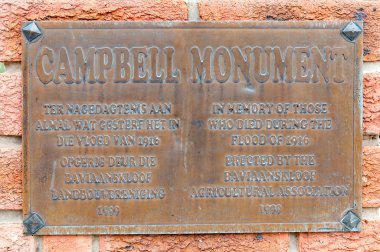 Bir sel içinde ölen insanlar için anıt plaket