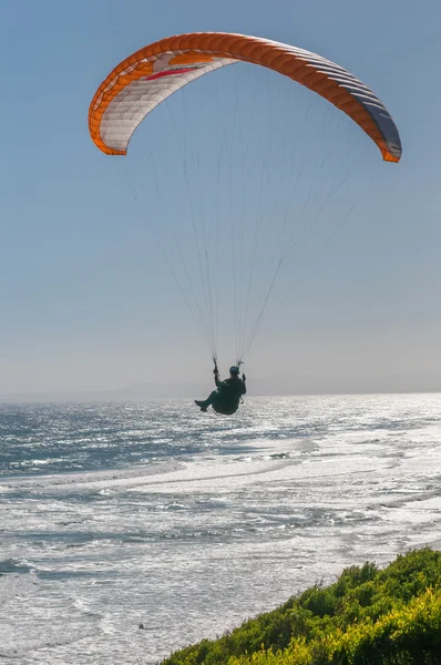 Silhouette di un parapendio — Foto Stock