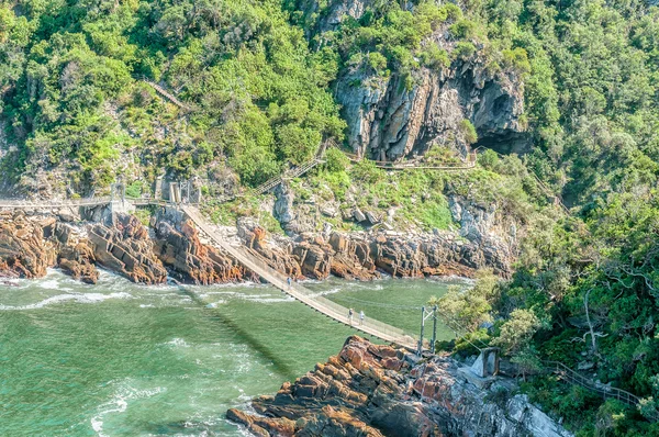 Visutý most přes ústí řeky bouře — Stock fotografie