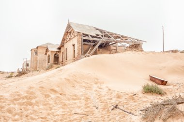 Paslı küvet ve kalıntıları bir dune adlı Kolmanskop üzerinde